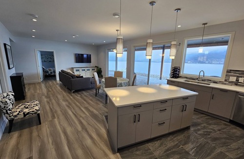 Okanagan-Similkameen Cama Y Desayuno | Brand new property! Spacious! Big patio! Surrounded by vineyards! 180⁰ lake view