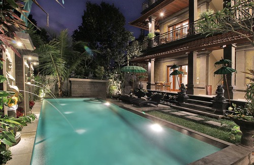 Kutuh Kaja Villa | Villa privada relajante y encantadora a estrenar con vista de la selva y el arrozal