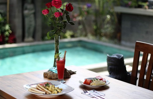Kutuh Kaja Villa | Villa privada relajante y encantadora a estrenar con vista de la selva y el arrozal