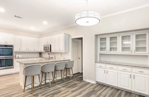 Southwest Carrollton Casa | Brand New Renovation - Sunny and Comfortable