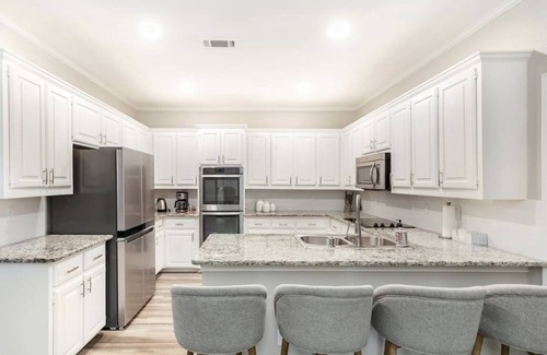Southwest Carrollton Casa | Brand New Renovation - Sunny and Comfortable