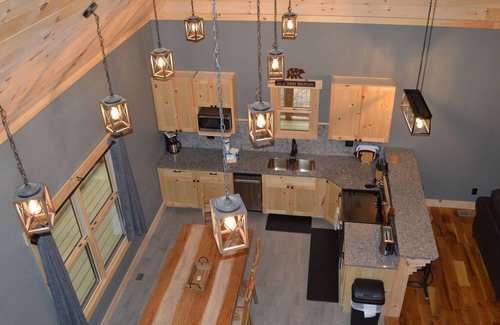 Gatlinburg - Pigeon Forge Chalet De Esquí | BRAND-NEW!! RUSTIC CHALET - GAME ROOM, HOT TUB, PRIVATE LOT - 8 MINS TO PARKWAY!