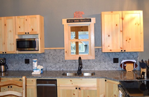Gatlinburg - Pigeon Forge Chalet De Esquí | BRAND-NEW!! RUSTIC CHALET - GAME ROOM, HOT TUB, PRIVATE LOT - 8 MINS TO PARKWAY!