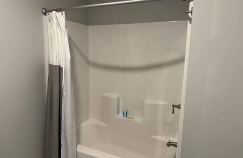 Wakefield-Peacedale Apartamento | Brand New Spacious Coastal Home