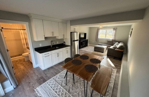 Wakefield-Peacedale Apartamento | Brand New Spacious Coastal Home