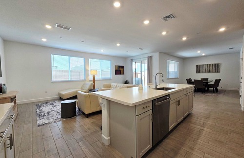 Roseville Casa | Brand New Spacious 4-BR house in lovely Roseville