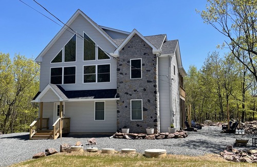 Briar Crest Woods Casa | Brand new, spacious 5-bedroom house in Blakeslee with WiFi and game room