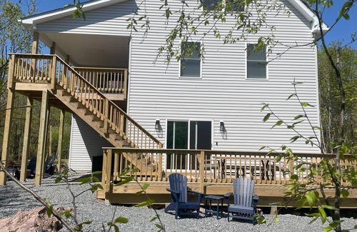 Briar Crest Woods Casa | Brand new, spacious 5-bedroom house in Blakeslee with WiFi and game room