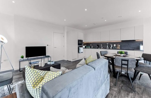Springfield Condominio | Brand New Splendour- Perfect Location-Great Views!