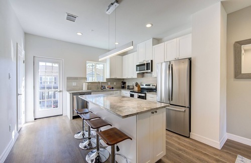 North Houston Casa | BRAND NEW Stylish 2BR Townhome, Fast WiFi & AC, Nestled in Downtown Houston