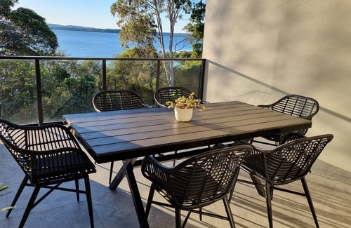 Redland Bay Apartamento | Brand new stylish apartment with stunning views.