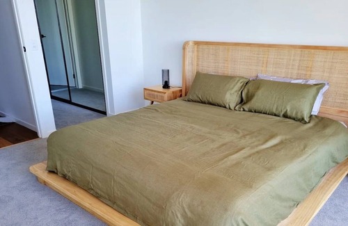 Redland Bay Apartamento | Brand new stylish apartment with stunning views.