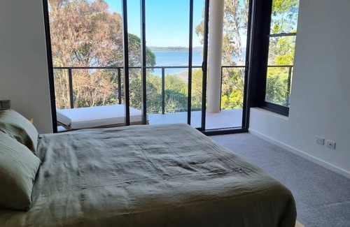 Redland Bay Apartamento | Brand new stylish apartment with stunning views.