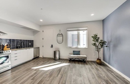 Downtown Oakland Apartamento | Brand New Stylish Studio Suite Near Downtown!