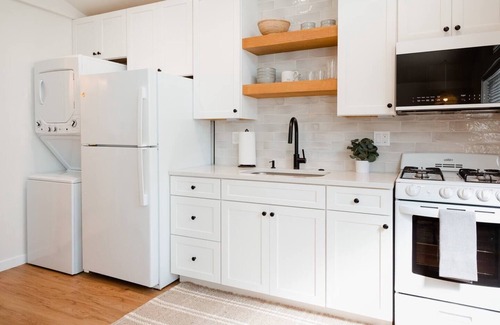 Hidden Valley Apartamento | BRAND NEW Sunny Casita. Bike to the beach