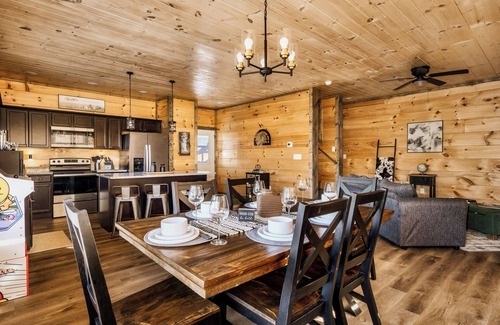 Sevierville Cabina | Brand New Sunset Luxury Cabin with Hot Tub! Amazing View!