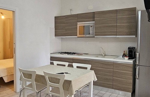 Peschici Casa | Apartamento a estrenar de tres habitaciones con terraza, piscina y clima.