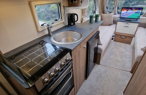 Cylch-Y-Garn Chalet De Esquí | Brand new touring caravan sited all setup ready