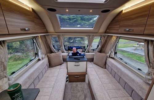 Cylch-Y-Garn Chalet De Esquí | Brand new touring caravan sited all setup ready