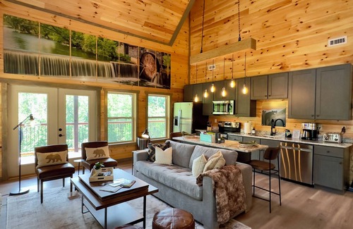 Gatlinburg - Pigeon Forge Cabina | Brand New w/ indoor pool, XBOX, Hot Tub, & arcade games! Central location!