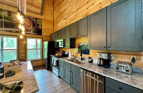 Gatlinburg - Pigeon Forge Cabina | Brand New w/ indoor pool, XBOX, Hot Tub, & arcade games! Central location!