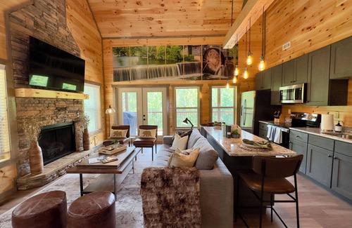 Gatlinburg - Pigeon Forge Cabina | Brand New w/ indoor pool, XBOX, Hot Tub, & arcade games! Central location!