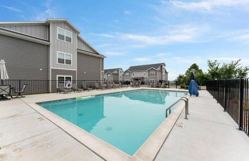 Branson Apartamento | Branson Seasons Luxury Condo Pets Pool Grill Game Room Balcony