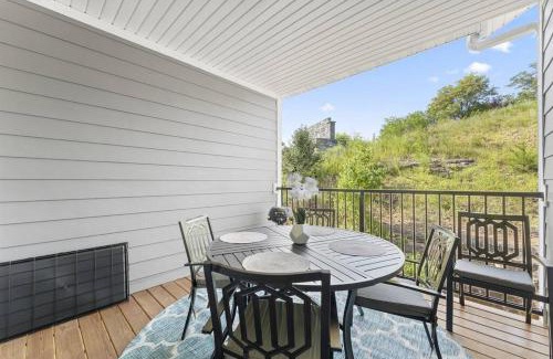 Branson Apartamento | Branson Seasons Luxury Condo Pets Pool Grill Game Room Balcony