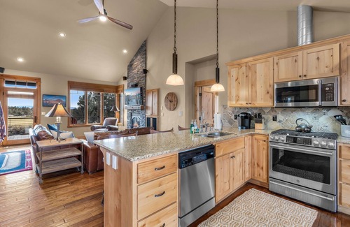 Powell Butte Cabina | Brasada Ranch | 2 Full Suites | On Golf Course