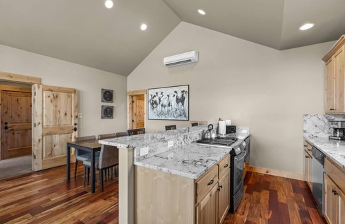 Powell Butte Cabina | Brasada Ranch | 4 King Suites | Mtn & Golf Views
