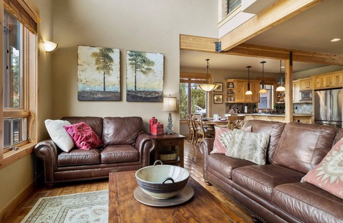 Powell Butte Cabina | Brasada Ranch Cabin, Queen Suite, Bunk Room, Private Decks, Patio, Resort Amenit