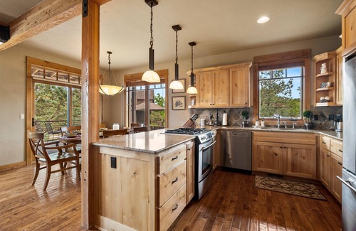 Powell Butte Cabina | Brasada Ranch Cabin, Queen Suite, Bunk Room, Private Decks, Patio, Resort Amenit