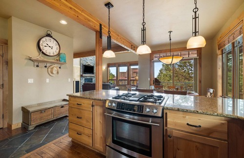 Powell Butte Cabina | Brasada Ranch Cabin, Queen Suite, Bunk Room, Private Decks, Patio, Resort Amenit