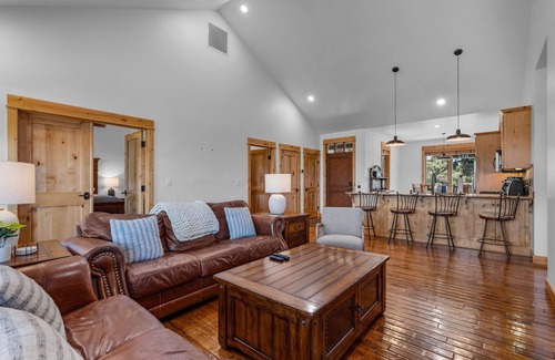 Powell Butte Cabina | Brasada Ranch Cabin 21| Mtn & Golf Views| Hot Tub