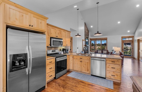 Powell Butte Cabina | Brasada Ranch Cabin 21| Mtn & Golf Views| Hot Tub
