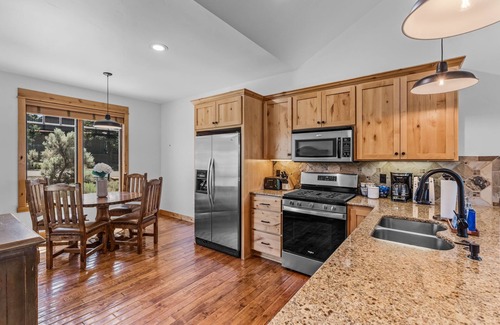 Powell Butte Cabina | Brasada Ranch Cabin 21| Mtn & Golf Views| Hot Tub