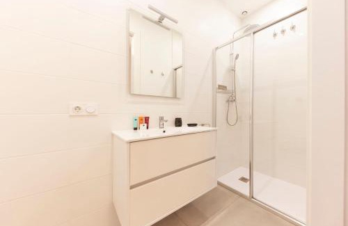 Eixample Apartamento | Bravissimo Riu Onyar, modern 3 bedroom apartment