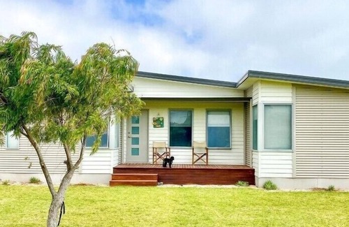 Lancelin Casa | Break-A-Way - Delightfully colourful & spacious