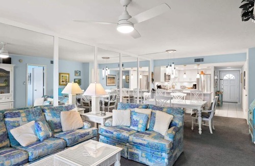 Sanibel Condominio | Breakers West B3- Stunning and Spacious West Gulf Drive Residence