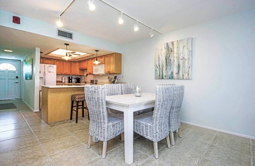 Sanibel Casa | Breakers West B5 Beach side condo with pool