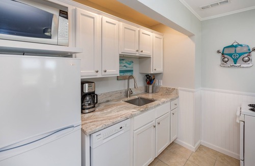 Isle of Palms Condominio | Bajo el mar 1Br / 1Ba @ Ocean Inn, 2 ° Fl con "Ojeada al océano", ¡Perro amigable!