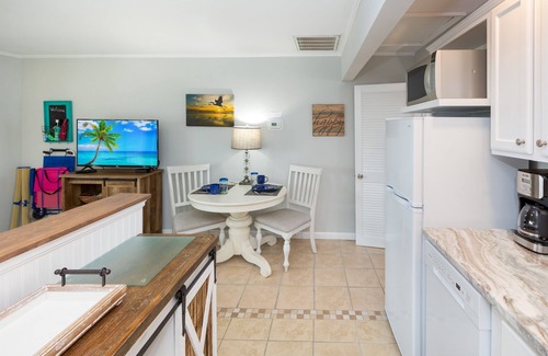 Isle of Palms Condominio | Bajo el mar 1Br / 1Ba @ Ocean Inn, 2 ° Fl con "Ojeada al océano", ¡Perro amigable!