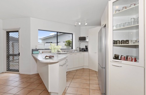Ruakaka Casa | Bream Bay Bach - Ruakaka Holiday Home