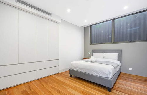 Putney Casa | Breath-taking Tranquil Duplex | Waterview & Garden