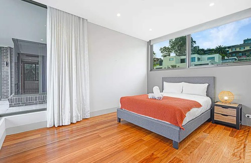 Putney Casa | Breath-taking Tranquil Duplex | Waterview & Garden