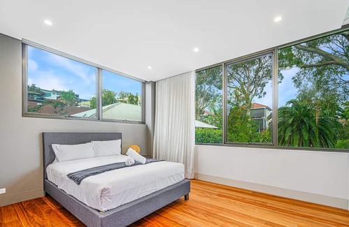 Putney Casa | Breath-taking Tranquil Duplex | Waterview & Garden