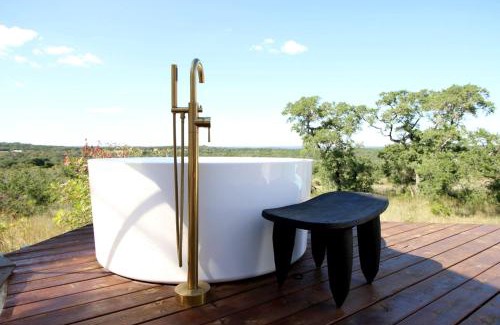 Fischer Otro | Breathtaking Dome with Spectacular Outdoor Living and Chic Elegant Interior in Texas