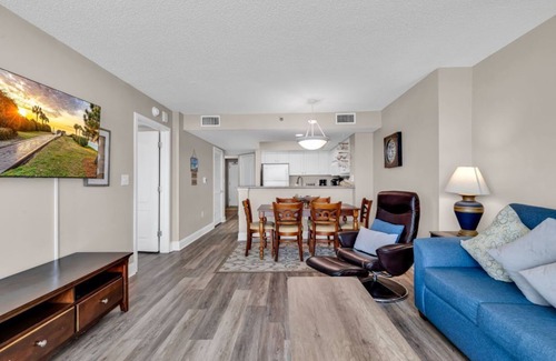 Myrtle Beach Condominio | Breathtaking 2BR Condo w Floor-to-Ceiling Windows Overlooking Ocean