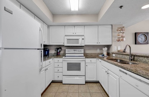 Myrtle Beach Condominio | Breathtaking 2BR Condo w Floor-to-Ceiling Windows Overlooking Ocean