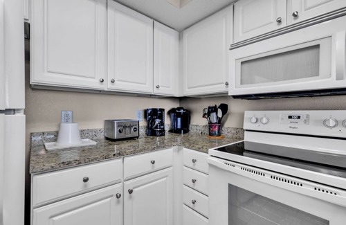 Myrtle Beach Condominio | Breathtaking 2BR Condo w Floor-to-Ceiling Windows Overlooking Ocean